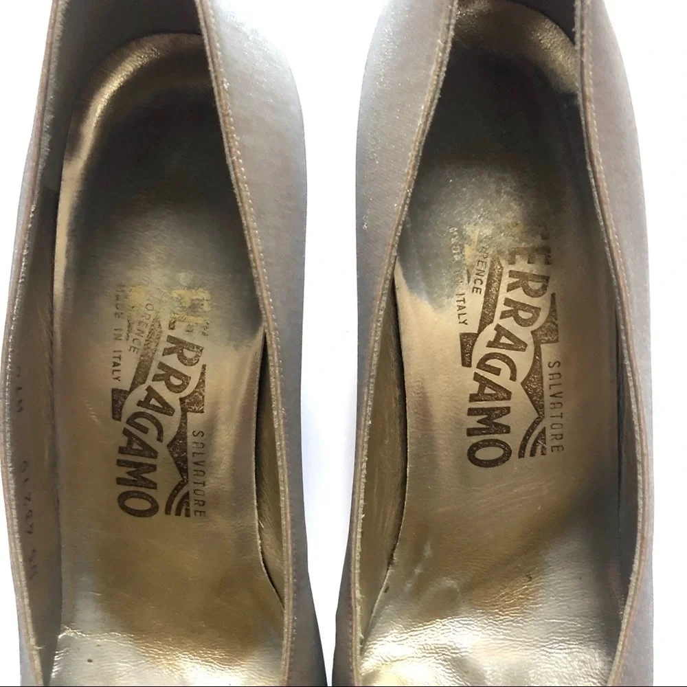 Salvatore Ferragamo Vintage Gold Satin Pumps Size 9AA Made in Italy Heels